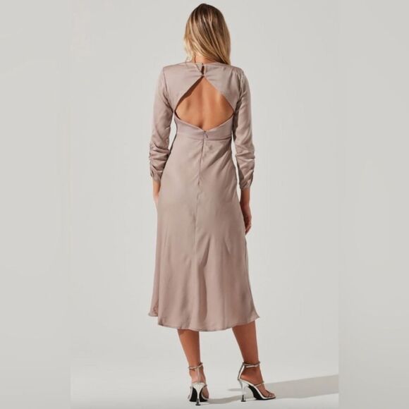 NWT Astr the Label Gracie Long Sleeve Cutout
Satin Midi Dress Sz S color cream - Picture 4 of 10